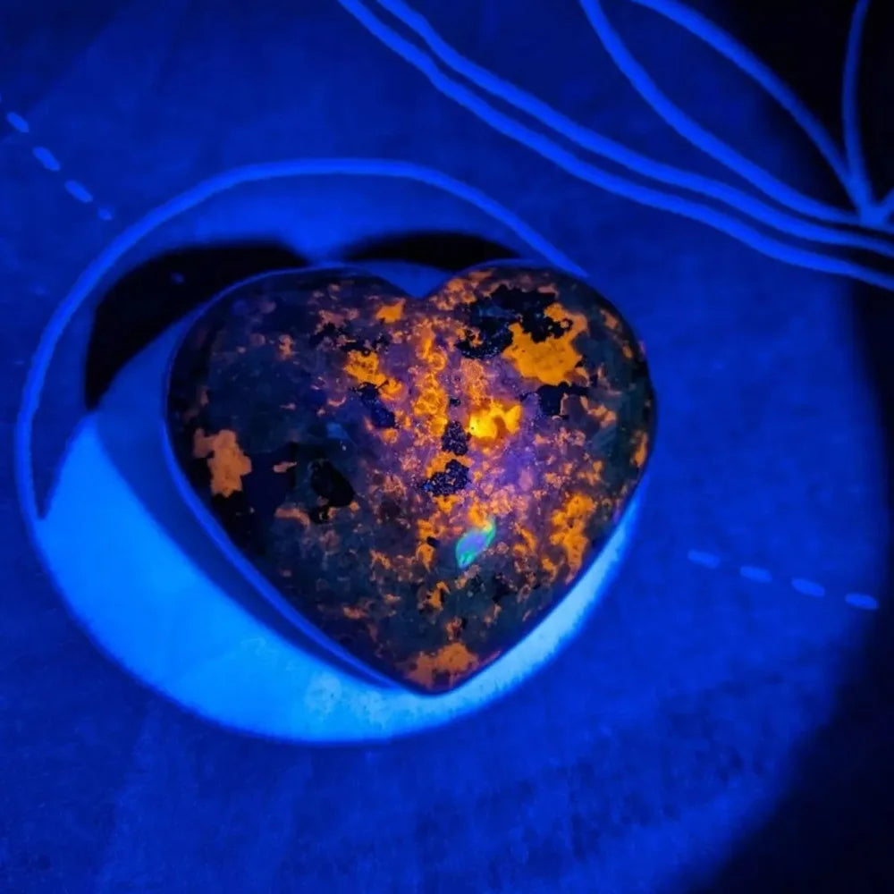 Natural Yooperlite Heart Stone UV Reactive Glowing Gemstone Crystal