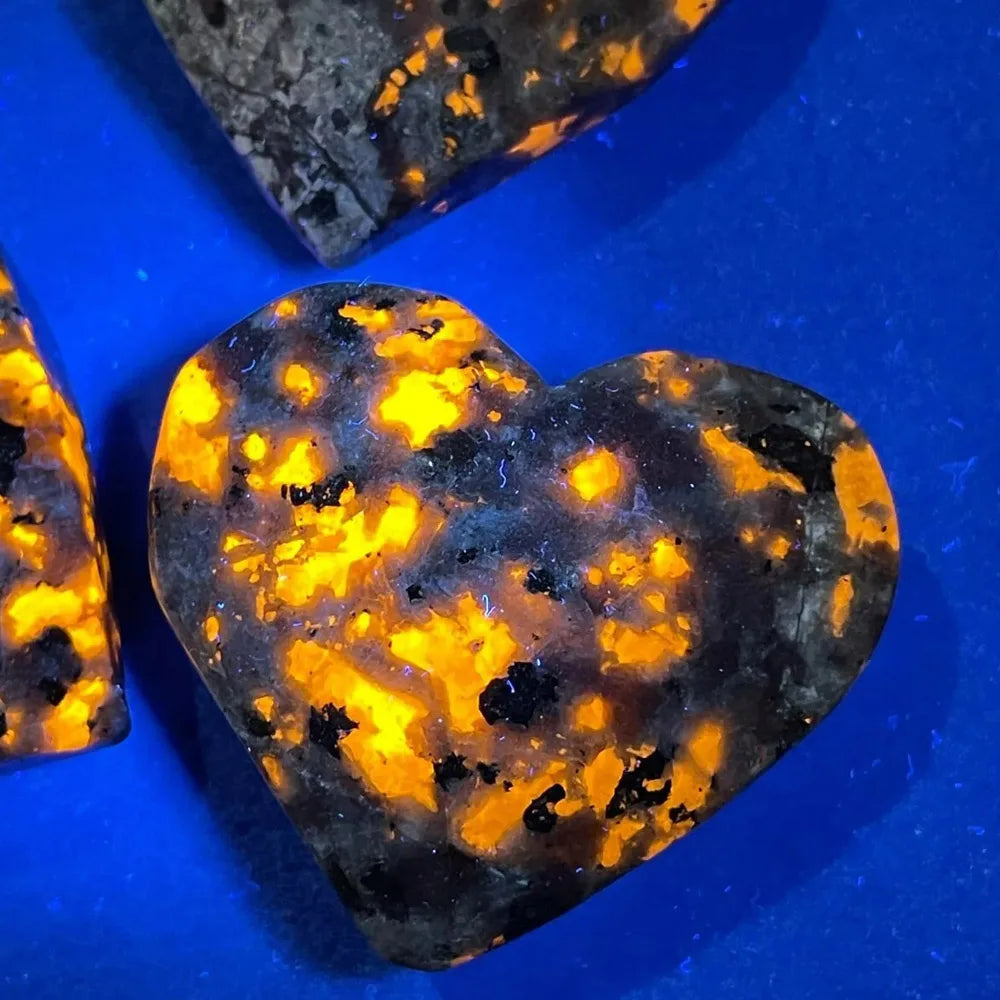 Natural Yooperlite Heart Stone UV Reactive Glowing Gemstone Crystal